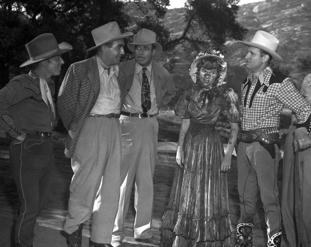 1603_19 Horizontal B&W Lynne Roberts is covered in mud on set with Gene Autry in a scene from Sioux City Sue, © 1946 Autry Qualified Interest Trust and The Autry Foundation