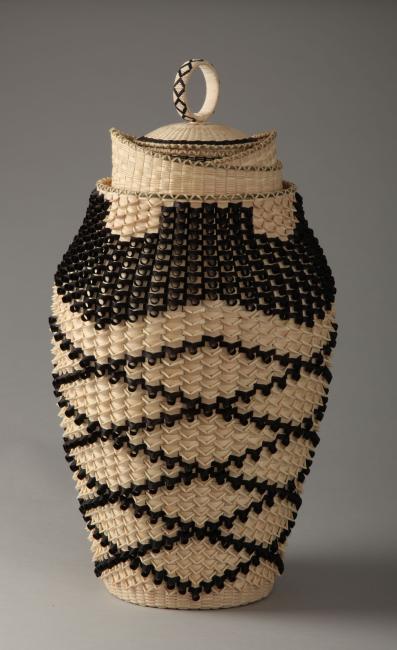 Olla shaped basket with repeating diamond pattern