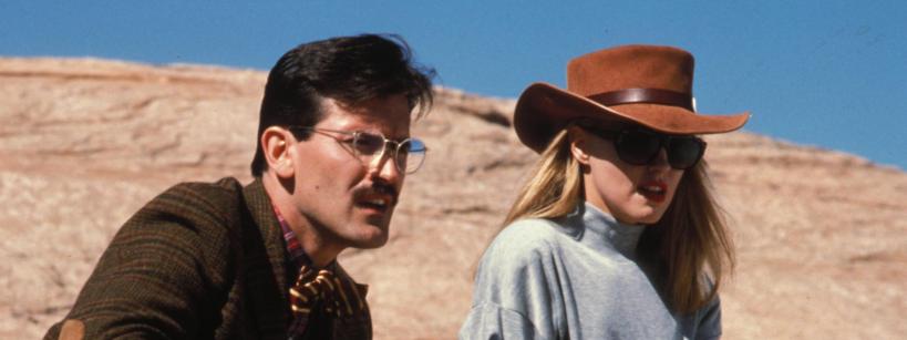 Still of Bruce Campbell and Deborah Forman in desert